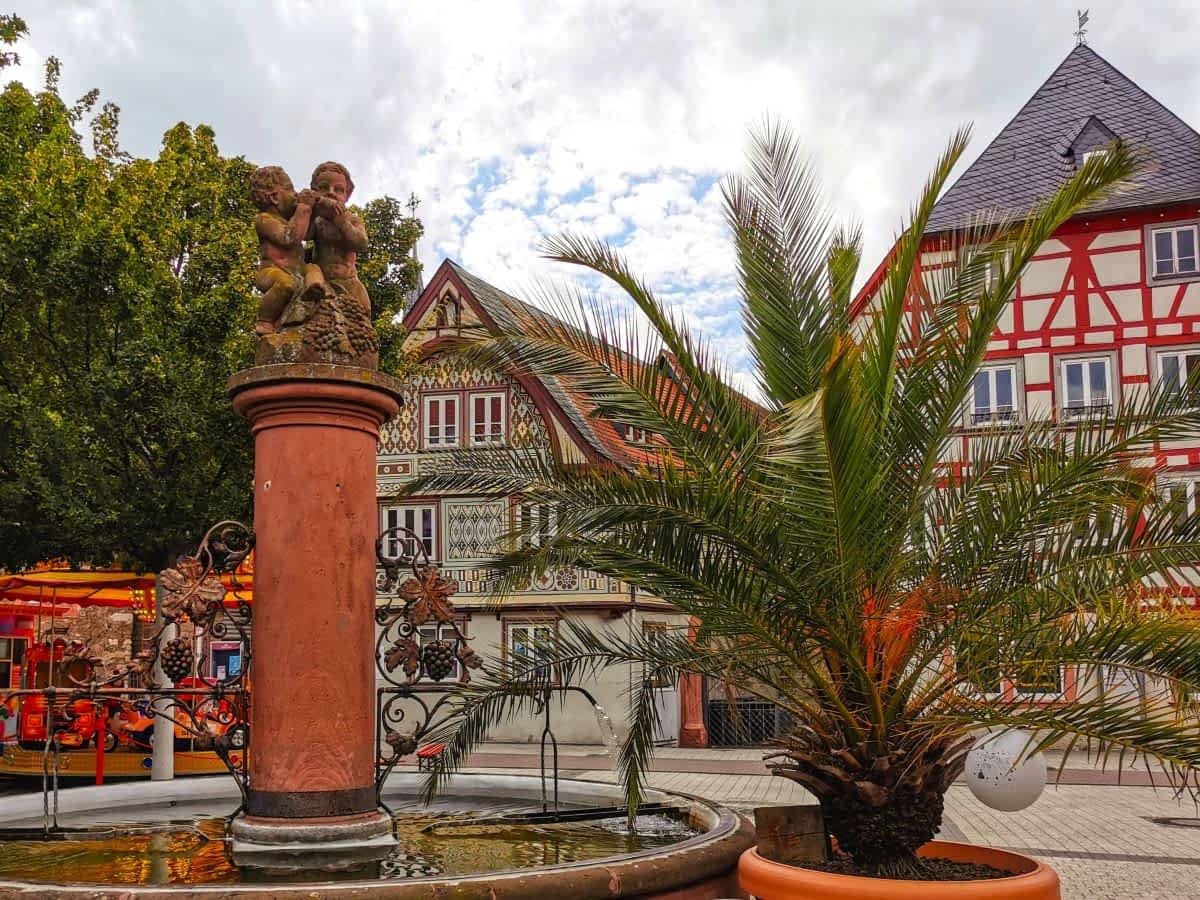Marktplatz Bensheim, mit Brunnen und Fachwerkhäusern Marktplatz Bensheim, mit Brunnen und Fachwerkhäusern