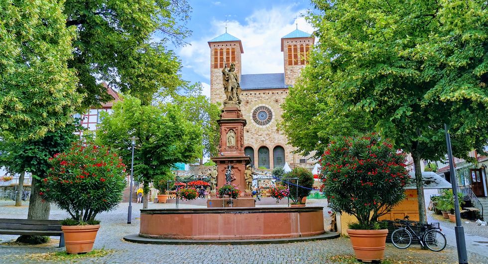 Bensheim Marktplatz mit Blick auf die Kirche St.Georg Bensheim Marktplatz mit Blick auf die Kirche St.Georg