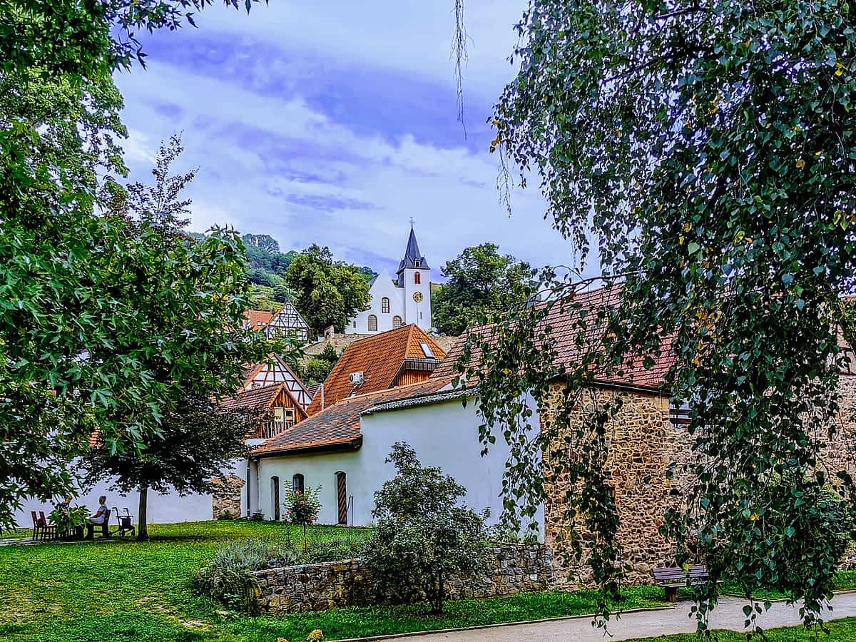 Bergkirche-zwingenberg-liegt-idyllisch-oberhalb-der-altstadt Bergkirche-zwingenberg-liegt-idyllisch-oberhalb-der-altstadt