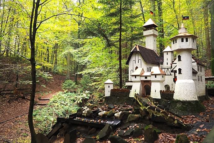 Ein Ausflug in den Odenwald ist ideal für Wanderungen und verspricht manche Entdeckung. So auch die verwunschene Obrunnschlucht mit ihren Miniatur-Bauwerken und Sagengestalten.