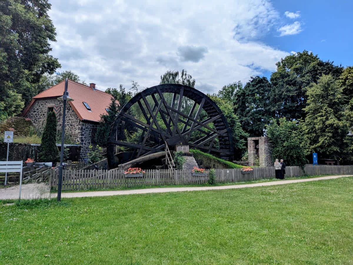 Das große, hölzerne Wasserrad in Bad Nauheim-Schwalheim