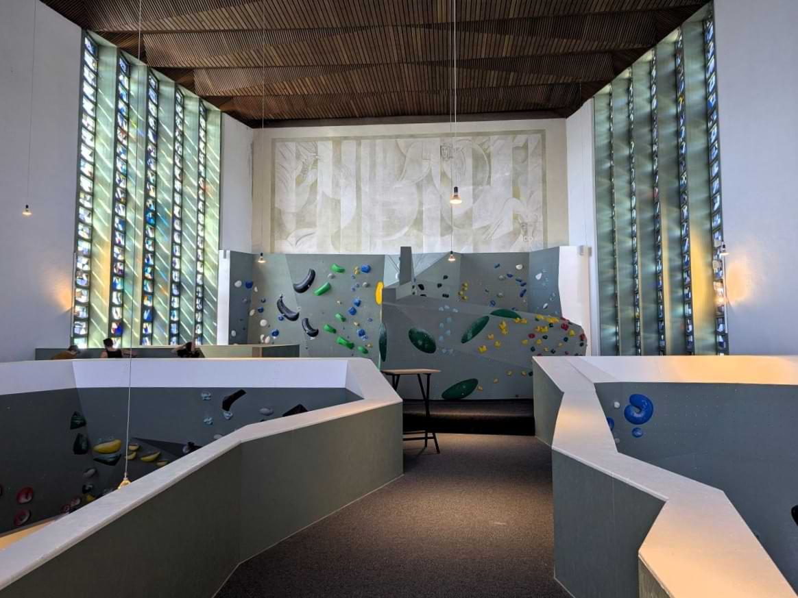 Innenansicht der Boulder Church – Kletterwände in einer umgebauten Kirche in Bad Orb