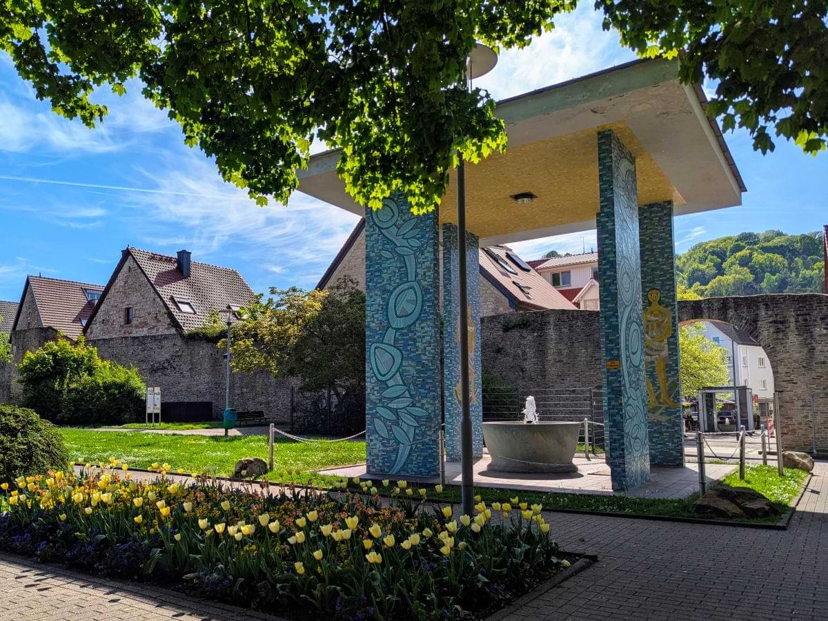 Torbogen an der Stadtmauer mit Ludwigsquelle und Philippsquelle in Bad Orb