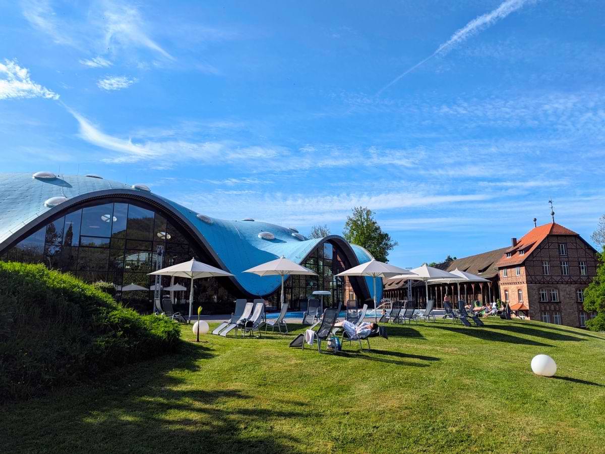 Außenansicht der Toskana Therme Bad Orb mit moderner, lichtdurchfluteter Architektur