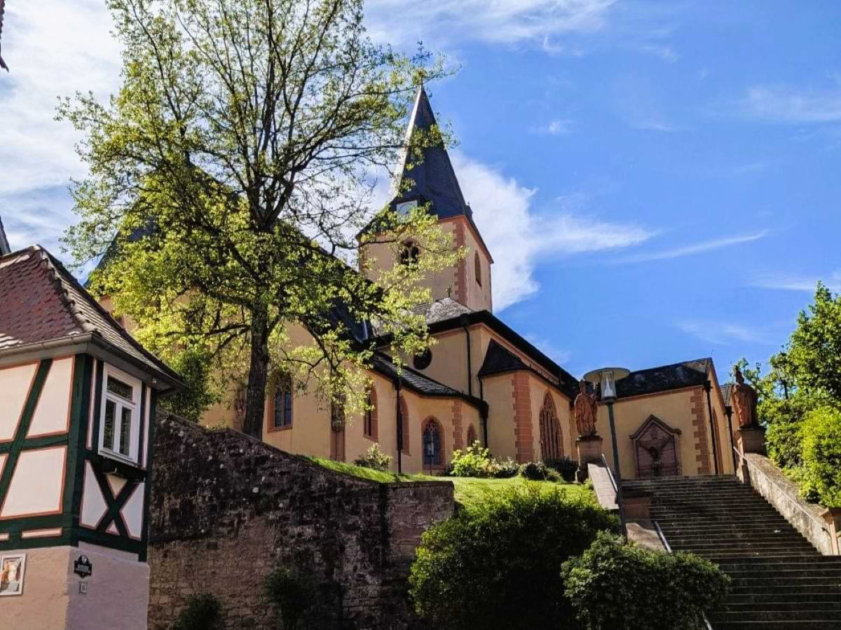 istorische Kirche und Fachwerkhaus im Stadtkern von Bad Orb