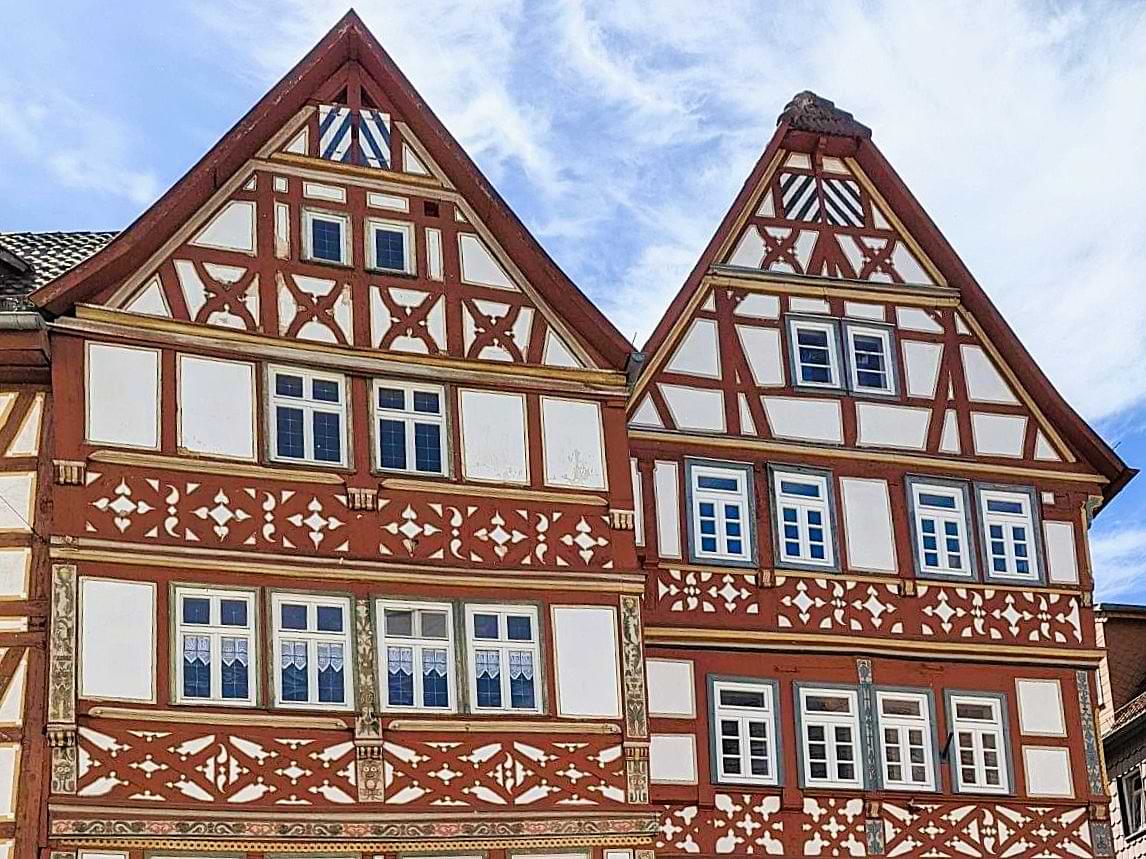 Zwei prächtig verzierte Patrizierhäuser in der Hauptstraße von Bad Orb