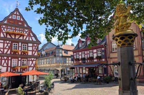 Verwinkelte Gassen, imposante Fachwerkhäuser und eine Atmosphäre, die sofort entschleunigt. Perfekt zum Bummeln und Staunen. Wer Fachwerk mag, historische Orte liebt und einfach mal ein paar Stunden in schöner Umgebung verbringen will, ist hier genau richtig.