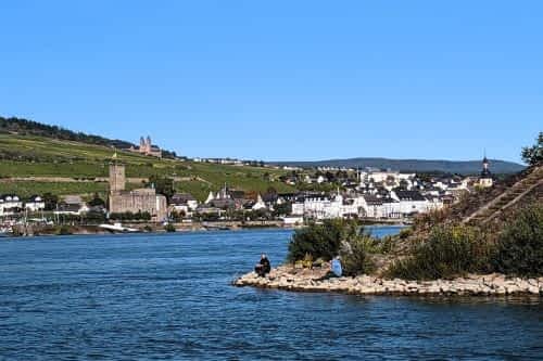 Warum in die Ferne schweifen? Ein Wochenend-Trip in den Rheingau bietet die perfekte Mischung aus Kultur, Natur und Genuss. Begleite uns auf unserem Ausflug von den prachtvollen Alleen Wiesbadens über die weltberühmte Drosselgasse in Rüdesheim bis hin zu einer herbstlichen Weinwanderung zum historischen Kloster Eberbach.