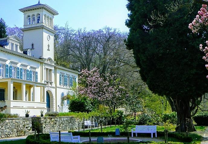 Schloss Heiligenberg - eine Sehenswürdigkeit auf dem Burgensteig bei Seeheim Schloss Heiligenberg - eine Sehenswürdigkeit auf dem Burgensteig bei Seeheim