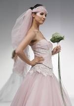 [title] - Es ist eine Binsenweisheit, dass der Bräutigam das Brautkleid vor der Hochzeit nicht sehen darf. Einerseits soll es Unglück bringen, andererseits  beraubt er sich der glanzvollen Überraschung, wenn er das Kleid erst in der Kirche zu Gesicht bekommt.  Ebenfalls soll es Unglück bringen, sein Brautkleid selbst zu nähen.  
