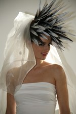 [title] - Der weiße Brautschleier stand ursprünglich für Jungfräulichkeit. Auch heute besteht noch der Brauch, den Brautschleier um Mitternacht abzunehmen, da die Braut jetzt Ehefrau ist. Mancherorts erfolgt um Mitternacht der Schleiertanz. Die Braut tanzt alleine und alle unverheirateten Frauen versuchen, ein Stück des Schleiers abzureißen. Wer das größte Stück des Schleiers erwischt, soll die nächste Braut sein.