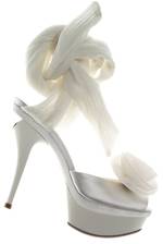 [title] - Die Brautschuh-Versteigerung ist ein alter Brauch. Um die Sparsamkeit der Braut zu symbolisieren, war es früher Brauch, dass die Braut ihre Brautschuhe von gesparten Pfennigen selbst bezahlte. Heute wird dieser Brauch mit Cent gepflegt. Während der Hochzeitsfeier wird der Braut ein Schuh 