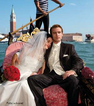 [title] - Hochzeitsfahrzeuge Es muss ja nicht gleich eine Gondel sein. Im allgemeinen wird das Brautpaar im geschmückten Auto chauffiert. Wer es etwas ausgefallener will, lässt sich mit der Kutsche, einem Oldtimer oder einer Edellimousine fahren, die man sich problemlos leihen kann.