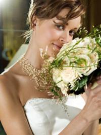 [title] - Traditionell ist es die Aufgabe des Bräutigams, den Brautstrauß zu besorgen. Diesen überreicht er dann vor oder in der Kirche seiner Braut. Zum Ende der Feier existiert der Brauch des Brautstraußwerfens. Es versammeln sich alle unverheirateten Frauen hinter der Braut. Diese wirft den Brautstrauß blind in die Menge. Wer den Strauß fängt, soll die nächste Braut werden.