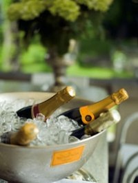 [title] - Feucht-fröhlich nehmen die zukünftigen Eheleute Abschied von ihrem Singledasein. Zerschlagenes Porzellan am Polterabend soll außerdem die bösen Geister vertreiben.