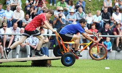 [title] - Auf geht´s zum Scheeserennen. Das verrückteste Volksfest im Odenwald ist eine Gaudi der besonderen Art. 