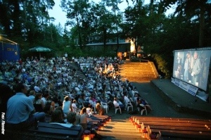 [title] - Open Air Kino, Konzerte und Kabarett - das  Sommerprogramm der Filmseher ist ein  besonderes Highlight. Die Vorführungen finden unter freiem Himmel auf der Freilichtbühne, einem denkmalgeschützten Amphittheater statt 