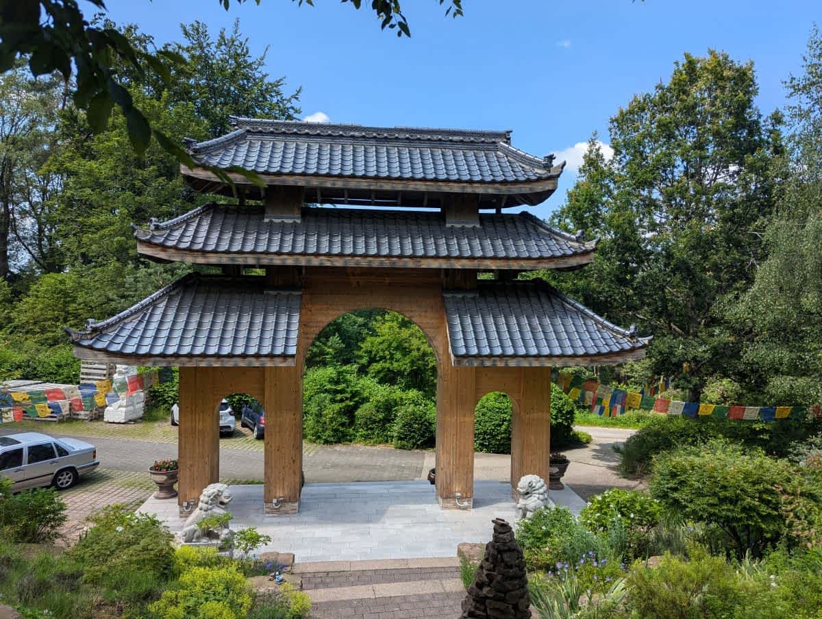 Eingang zum buddhistischen Kloster Buddhas Weg in Siedelsbrunn