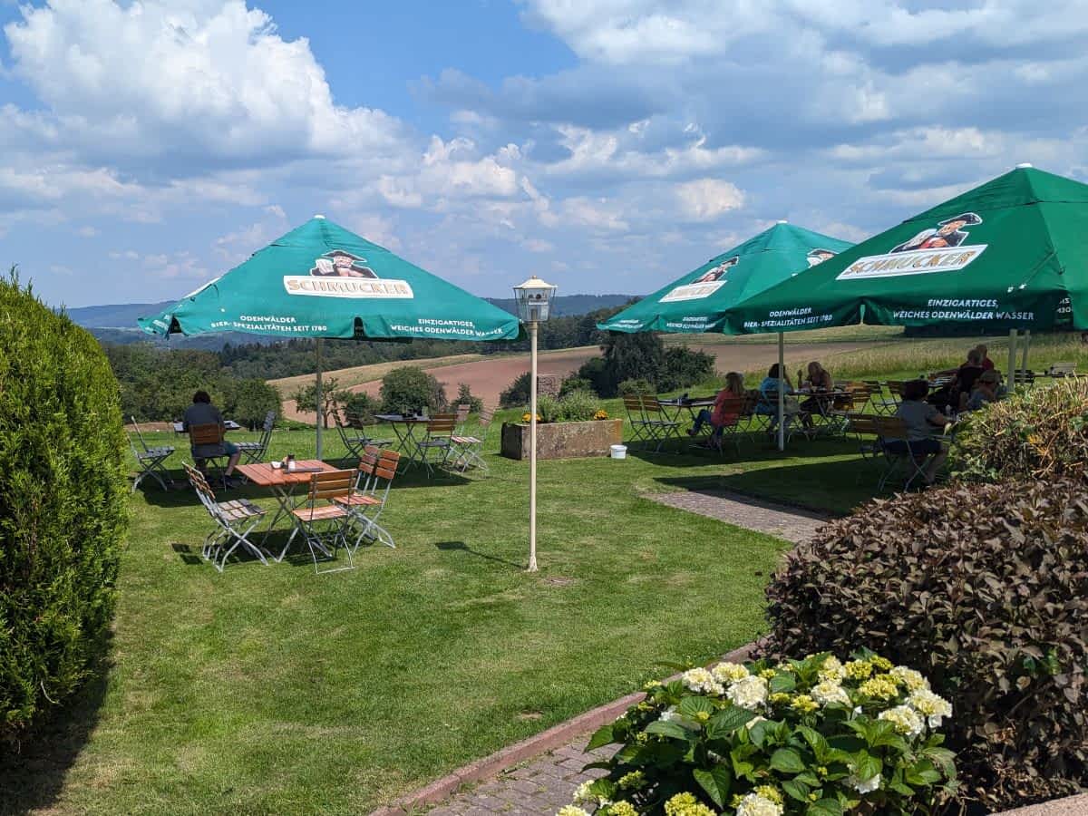 Biergarten des Restaurants Morgenstern in Siedelsbrunn mit weitem Blick über den Odenwald