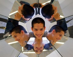 [title] - Wie fühlt es sich an, in einer Seifenblase zu stehen? Wie knackt man einen Code? Und wie fliegt man am schnellsten von Frankfurt nach Kapstadt? Antworten auf diese und andere Fragen finden Kinder und Jugendliche von 28. Mai bis 27. Juni 2014 bei „Mathematik zum Anfassen“ im Frankfurter Flughafen