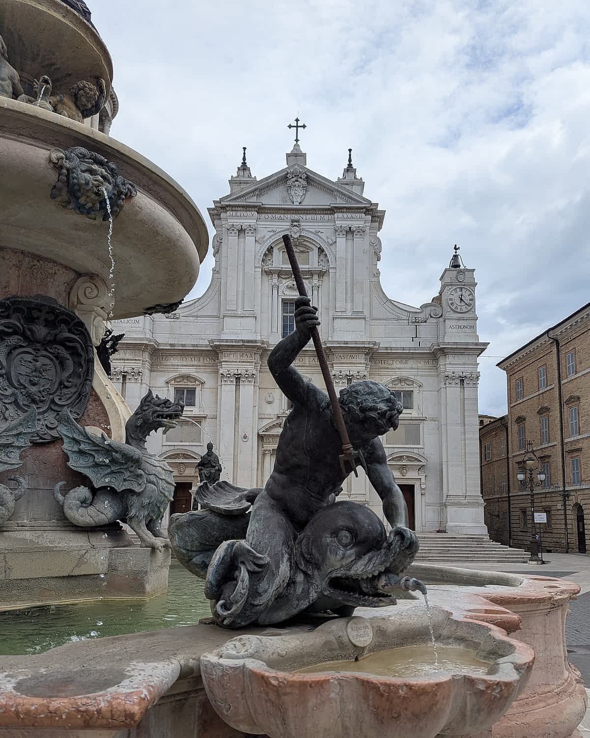 Basilika Platz der Madonna Brunnen Skulptur 