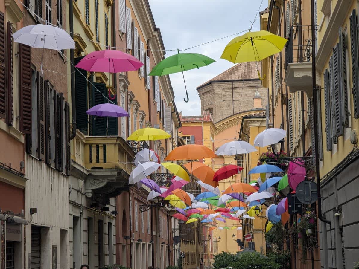 Altstadtgasse in Modena – warme Farben und stiller Charme