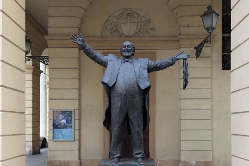Unsere Reise durch Norditalien führte uns für einen Zwischenstopp nach Modena – bekannt für seinen legendären Aceto Balsamico Tradizionale, schnelle Sportwagen und Opernstar Pavarotti. 