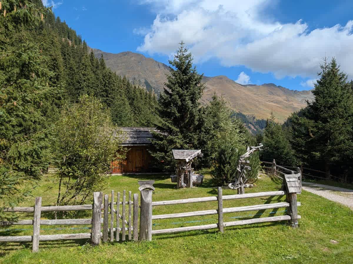 Wanderung zur Stadlalm im Lazzacher Tal mit Almwiesen und Südtiroler Berglandschaft