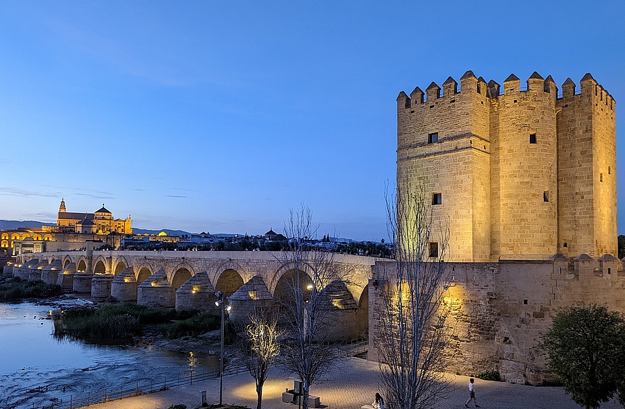 Cordoba Abendstimmung Brücke mit Blick auf die beleuchtete Kathedrale