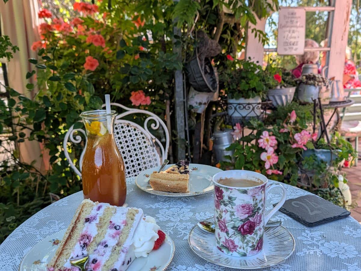 Verwunschener Garten des Café Anna Rosa in Perouse