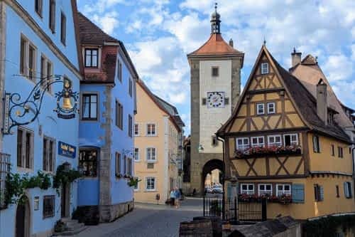 [title] - Am Wochenende machten wir uns auf den Weg nach Rothenburg ob der Tauber – und schon die Anreise quer durch den Odenwald und durchs liebliche Taubertal war ein kleines Erlebnis. Vor Ort erwartete uns eine mittelalterliche Traumkulisse mit Fachwerkhäusern, romantischen Gassen und jeder Menge Geschichte. Begleite uns auf dieser Kurzreise und entdecke eine Bilderbuchstadt, die jeden verzaubert.