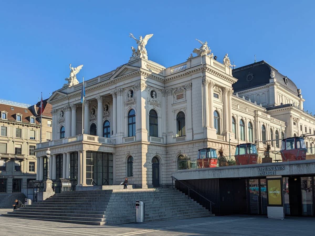Opernhaus Zürich am Sechseläutenplatz mit historischer Fassade