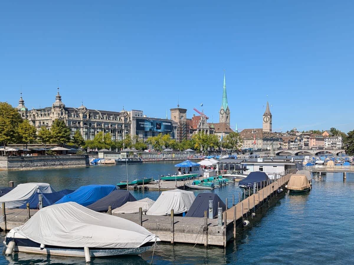 Blick auf Zürich mit Limmat, Altstadt und markanten Kirchtürmen