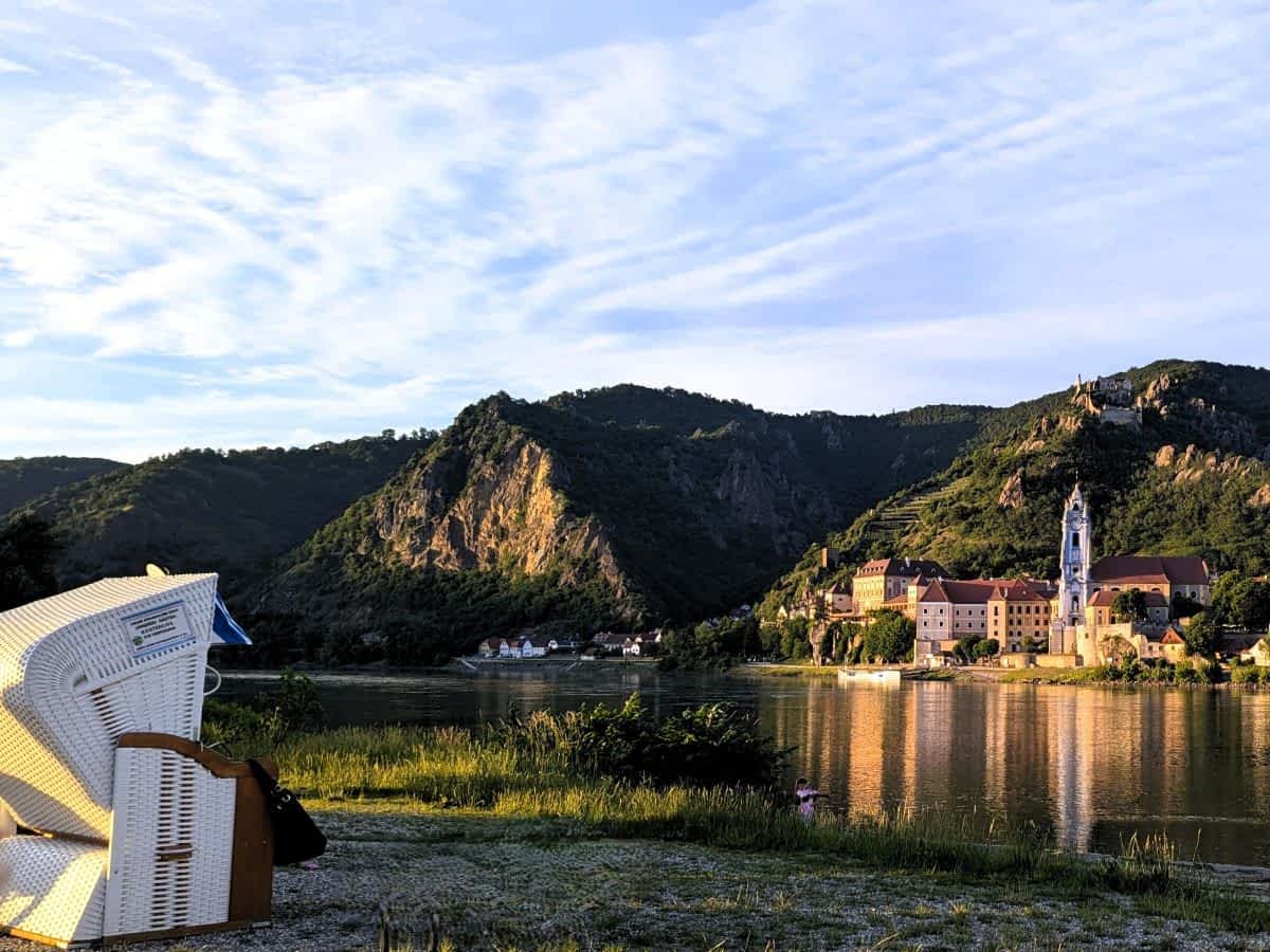 abendstimmung in duernstein an der donau in der wachau in niederoesterreich