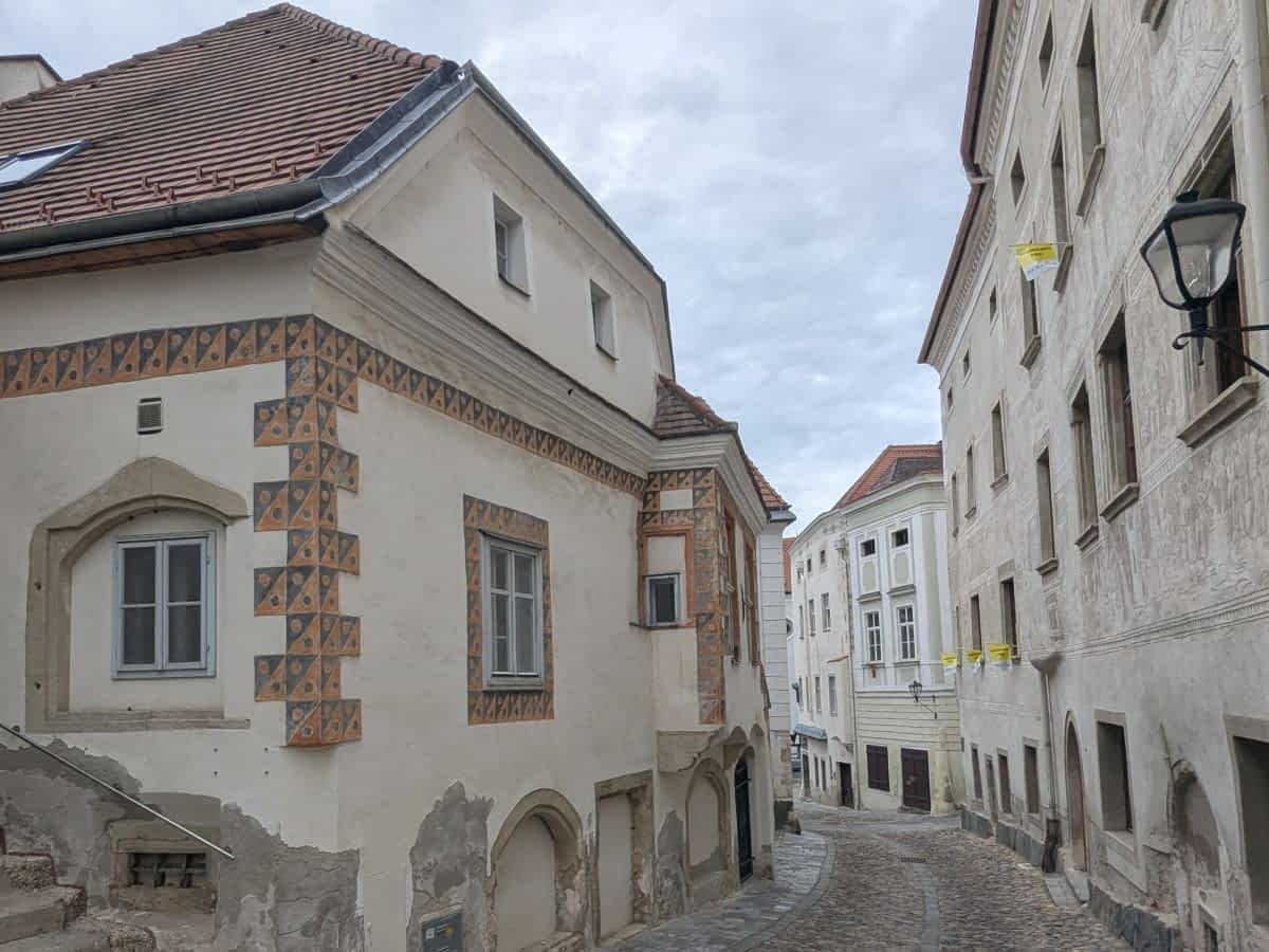 bemalte haeuser in krems an der donau in der wachau in niederoesterreich