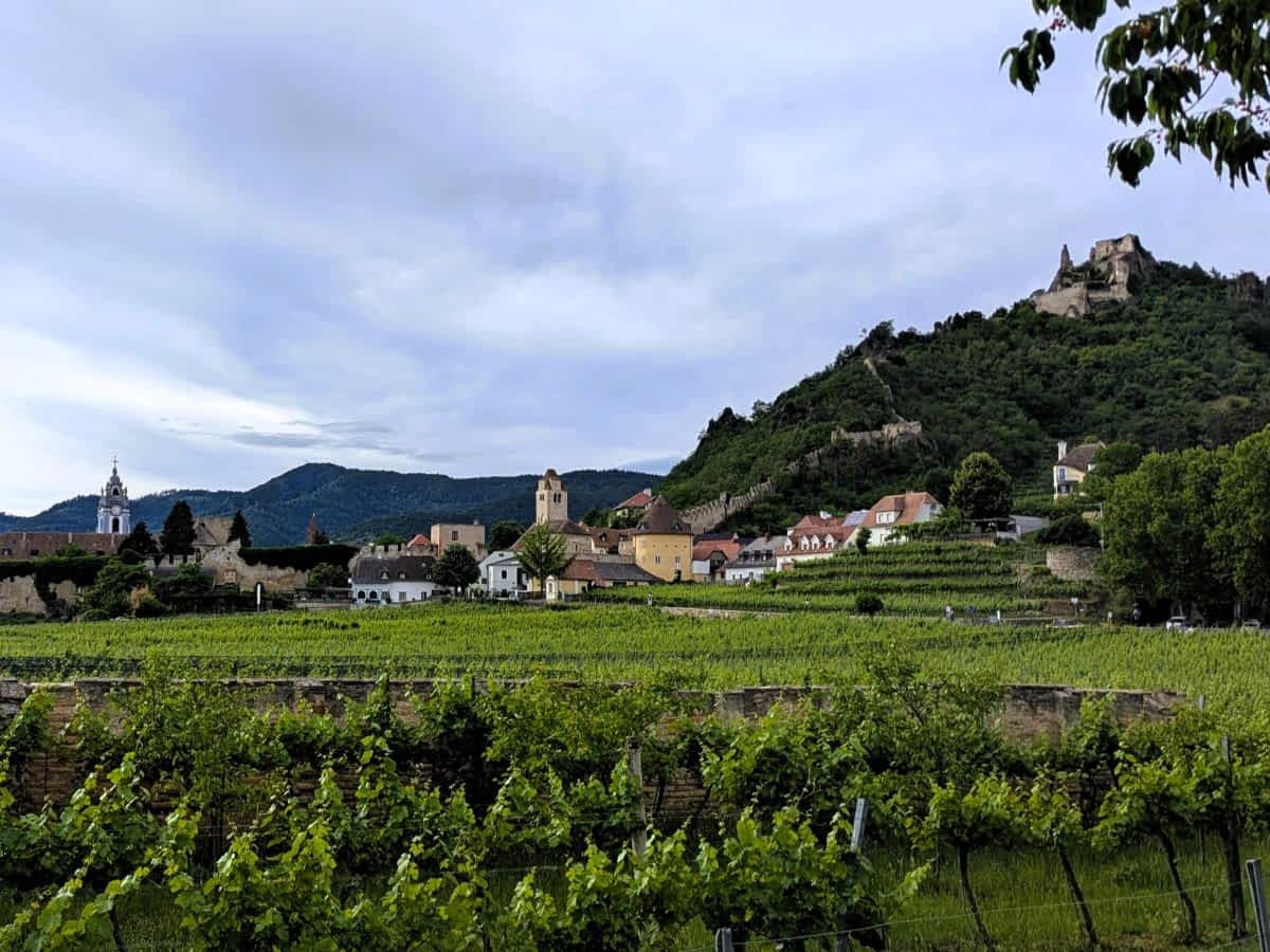 blick auf duernstein mit burg und blauem turm an der donau in der wachau in niederoesterreich