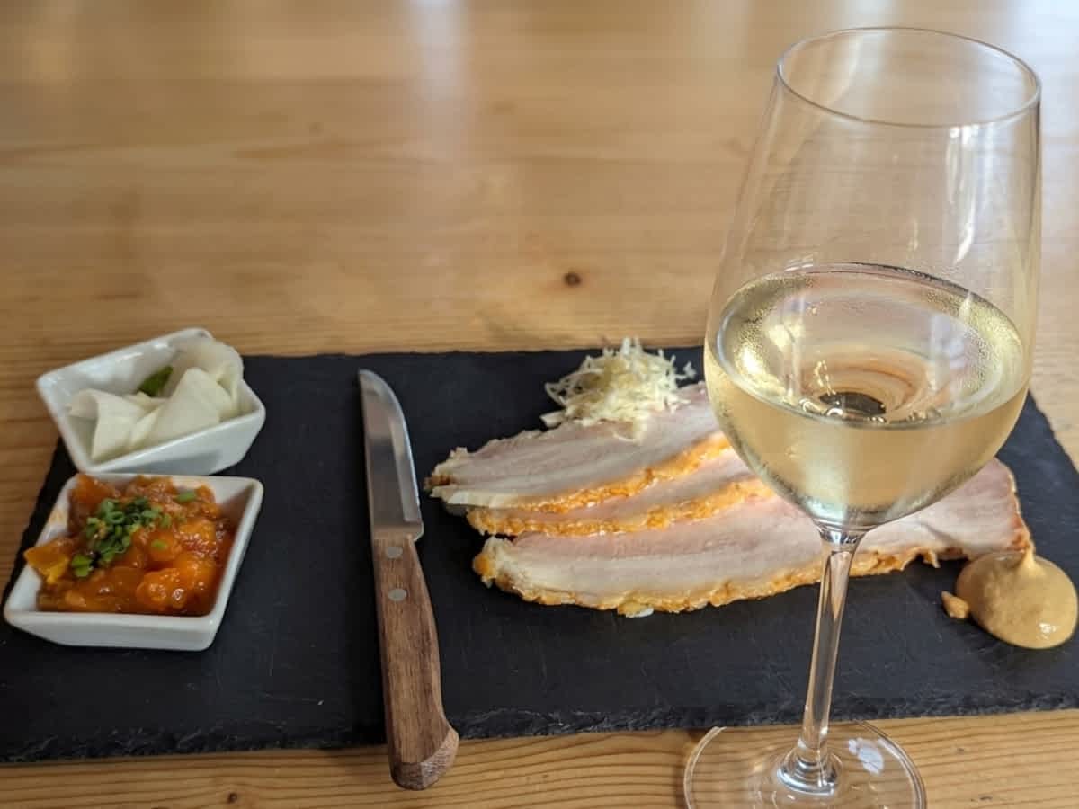 heuriger mit regionalen speisen in Rohrendorf in der wachau an der donau in niederoesterreich