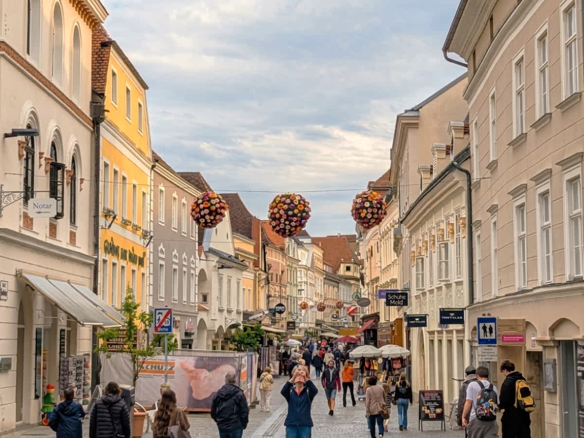 einkaufsmeile in krems an der donau in der wachau in niederoesterreich