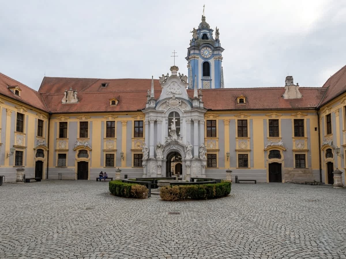 stift duernstein an der donau in der wachau in niederoesterreich