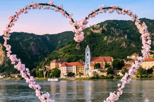 [title] - Eine Landschaft wie aus dem Bilderbuch: Sanfte Weinberge, malerische Ortschaften, mittelalterliche Burgen und prächtige Klöster. Die Wachau zählt zu den schönsten Regionen Österreichs <p>  <p><strong>Entdecke unsere Tipps für die Wachau 👉</strong>